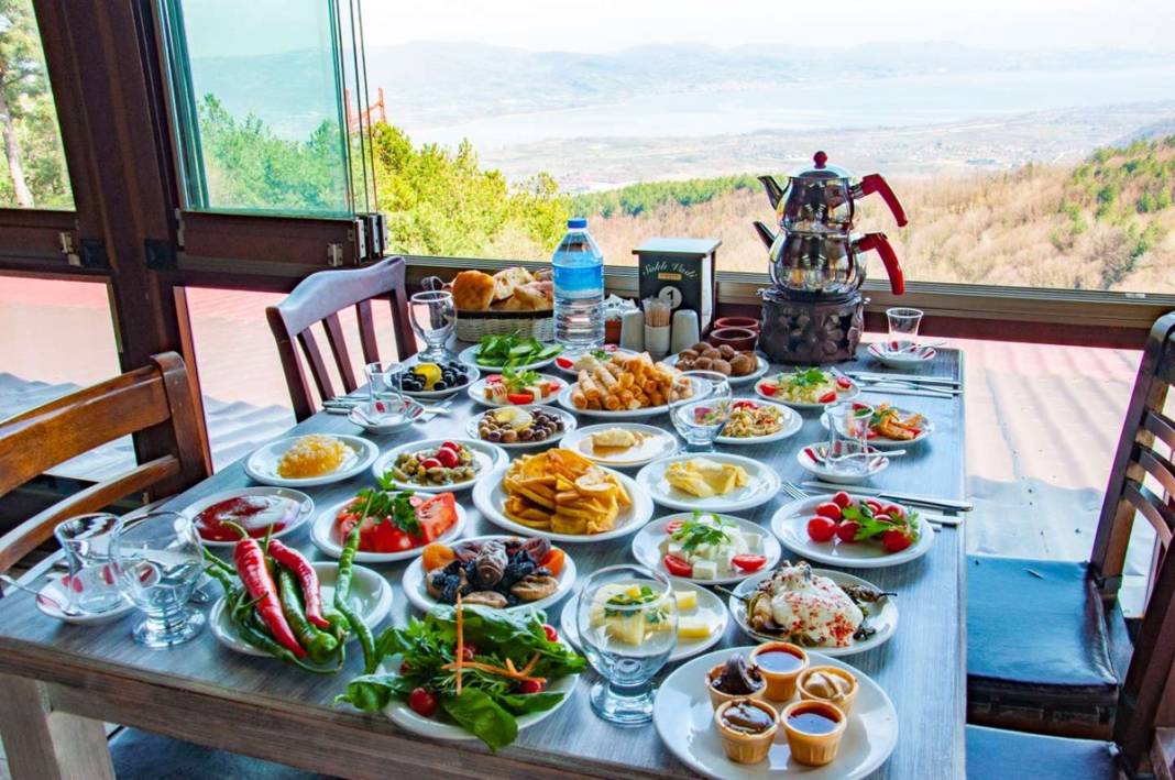 'Serpme kahvaltı' yasaklanıyor, yerine 'seçmeli kahvaltı' geliyor 13